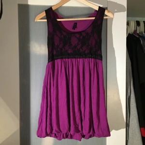  - Lila topp köpt i Peru :) kan användas som klänning om man är S eller väldigt kort som mig haha. Använd en gång! 