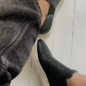 BILLI BI skor strl 41/40!!!  - Vinter ”sneakers” från det danska märker BILLI BI. Nypris 2200kr och de är i äkta läder! Det är storlek 41 men någorlunda små på mina fötter därmed kan de passa en 40 (men kan också bero på att jag ej gått in de då de är nästintill oanvändna!) Kom med bud!! Har inte tvättat de än men gör självklart det vid en försäljning😚