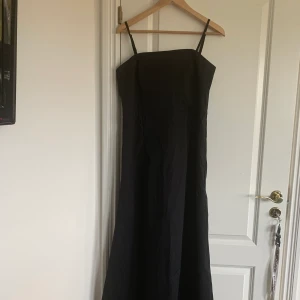 Klänning - Aftonklänning, köpt på Mexx som inte finns längre. Den är storlek 42 men det passade mig som har storlek L
