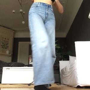 Jeans från Monki - vida jeans från monki i en snygg ljust jeansblå färg - knappt använda så superfint skick. Jag hittar ingen storlek men uppskattar den till W27/L30! Världens snyggaste modell, liknande weekdays ”ace” men inte riktigt lika breda i benen🍇 Köparen står själv för frakt.