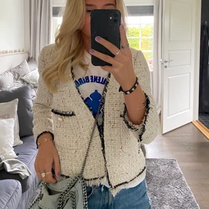 Jacka/kofta Zara - Såååå fin jacka/kofta från Zara med fina detaljer. Köpt för några år sedan men bara använd några gånger och i väldigt bra skick. Storlek S. Buda från 200kr💓