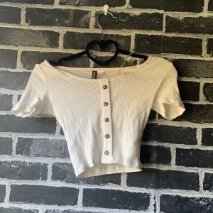 Vit T-shirt - Säljer åt min syster: vit t-shirt från hm. Fråga för fler bilder:)