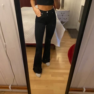 Svarta drdenim bootcut jeans  - Svarta jätte sköna drdenim bootcut, dom är väldigt stretchiga, långa och formar kroppen snyggt bär storlek 36 pris:100kr+frakt
