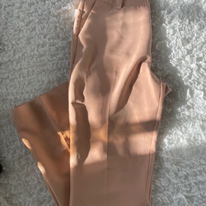 Kostymbyxor (stl 40) - Använda en gång, små i storleken. Dessa är stl 40 vilket motsvarar S/M. Dom är högmidjade & inte allt för långa i benen, jag är 167 & dom sitter bra i längd, beror på hur man vill ha dom.  Köparen står för fraktkostnaden!!!🌸🌸💗