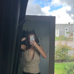 Zara topp - Fin beige topp från Zara, använd 1 gång. St m (passar mig som har s) 