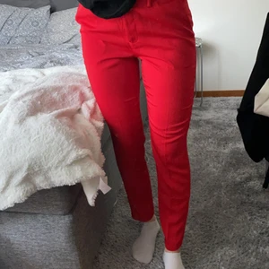 Röda byxor i nyskick från NAKD - Ett par röda brallor i 38 som tyvärr är för stora för mig i midjan. Aldrig använda, prislapp kvar. Hade verkligen önskat att dessa passade då de är otroligt sköna i materialet, känns ungefär som siden/satin 🥰😇  