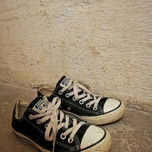 Converse - Tidlösa Converse. Gråsvarta i tyget. Tvättade! Storlek 37. Innerstorlek 23,5 cm. Kan skickas via post mot fraktkostnad.