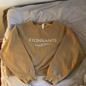 Sweatshirt - Jätteskön sweatshirt i strl S, passar absolut M också! Använd nån gång! Köparen står för frakten<3