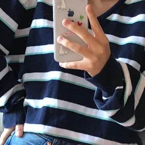 supersöt vintage tröja  - en väldigt härlig tröja jag köpt här på plick, men kommer tyvärr inte till användning🥺. Den är V-ringad, randig och väldigt mjuk. Använd max två gånger, fint skick! Frakt ingår ej, 🥰 Kram🥰 BUDGIVNING SKER PRIVAT OCH AVSLUTAS FREDAG❤️