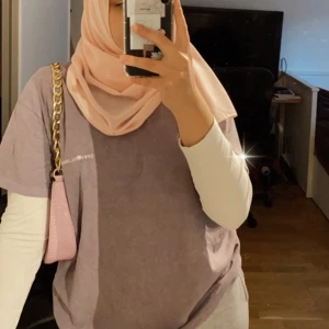 Lilac/lila oversize t-shirt helt ny oanvänd  - Säljer den för jag tycker det är inte riktigt min stil men den är i jätte fin material och sitter jätte bra för storlek S/M buda gärna priset kan också byta tex mot annat ex fina väskor❣️