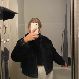 Svart jacka - En svart typ jeans/fluff jacka. Supersnygg!!!✨