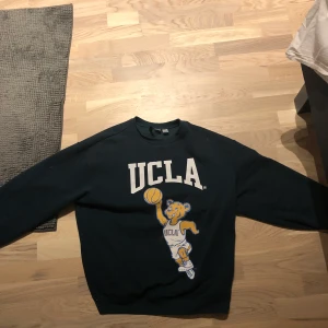 Ucla sweatshirt  - (HÄLFTEN AV PENGARNA GÅR T CANCERFONDEN) säljer denna extremt snygga college sweatshirt ifrån hm som är slutsåld. Är extremt skön och endast använd få tal gånger. Frakten ingår i priset!