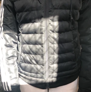 Adidas jacka - Adidas jacka köptes 2 vintrar sen men knappt använd. I fint skick. 