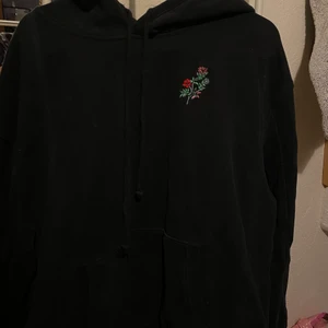 Levis tjocktröja  - Levis tjocktröja med luva och mönster på bröstet och bak på ryggen. 