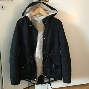 Parkas jacka strl s  - Använd ett få tal gånger. Hel och ren. 263kr inkl spårbar frakt 
