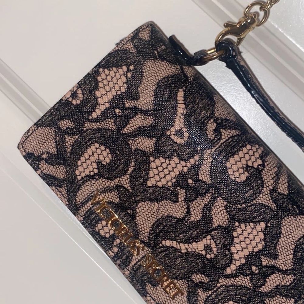 Plånboksväska från Victoria secret! Går att använda som en liten väska men kedjan kan även tas bort så den kan användas som plånbok! Många korthållare och även hållare för mobil🥰 mycket fint skick! 🥰 pris kan diskuteras då jag vill bli av med den!. Väskor.