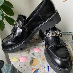 Svarta loafers i skinn från Vagabond. Använda kanske två gånger, gummisula och grov kedja över slejfen. 