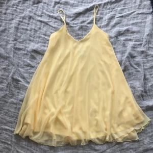 Nelly klänning  - Lätt och elegant klänning från Nelly🌸 Använd en gång, har bara hängt i garderoben annars. Går till ovanför knäna på mig som är 166cm. Köparen står för frakt ✨