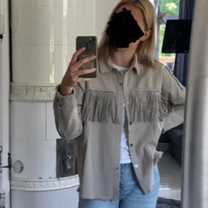 Intressekoll på fransjackan! - Den populära fransjackan från ZARA! Nypris 599kr! ❤️ buda ❤️