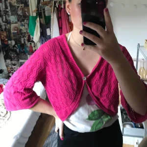 Rosa kofta  - En rosa kofta som är superfin att ha över t.ex ett linne. Fint virkat mönster och drömmig färg.