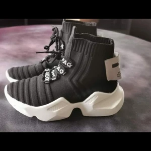 Chunky sneakers - Fetaste chunkysneakern i strl 35, endast testade, säljes pga för stora. 200kr inkl spårbar frakt. 