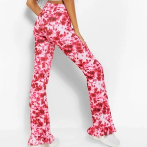 Mönstrade byxor - Riktigt coola byxor i ribbat material! Ser exakt ut som bilden! Storlek 36/S på de rosa, 34/XS på de gröna. 100kr/st eller bud!🌸 kan även säljas med rabatterat paketpris🌸😇