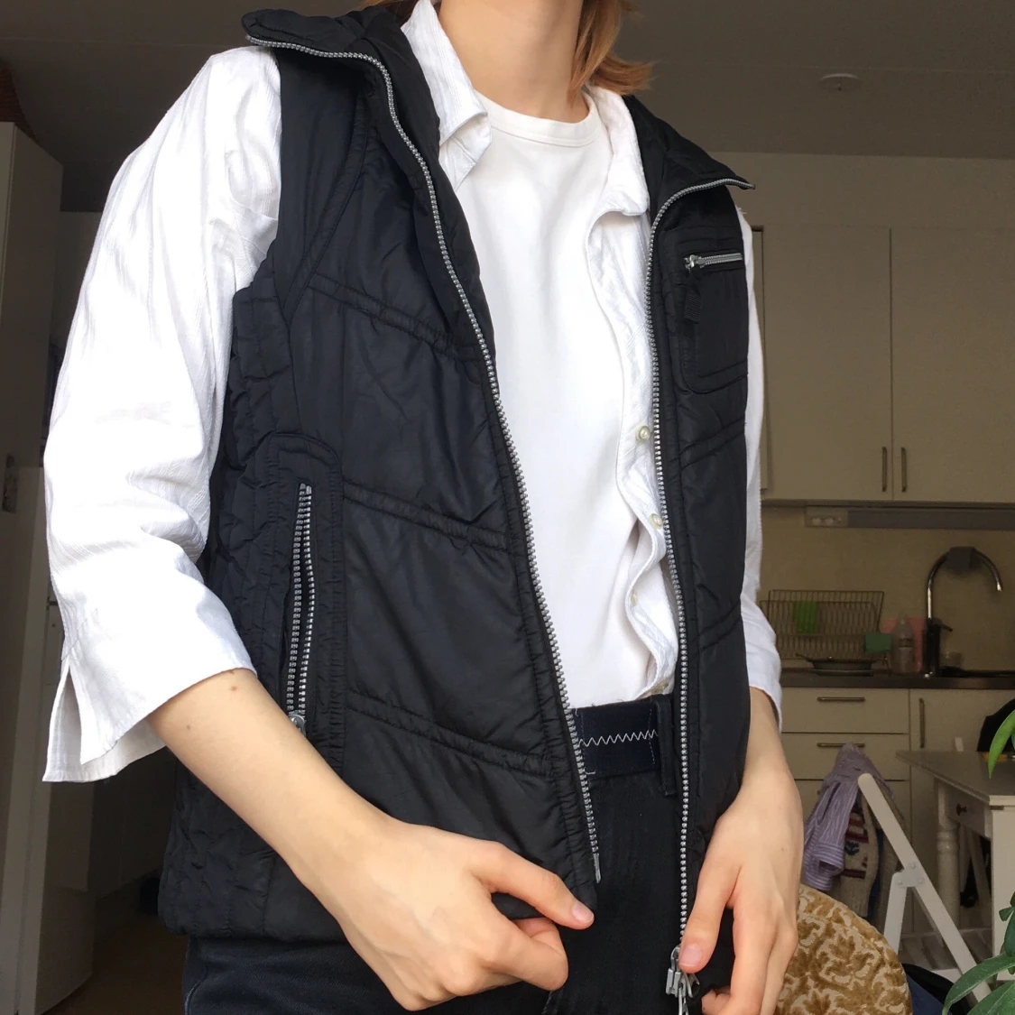 Svart väst med snygga detaljer