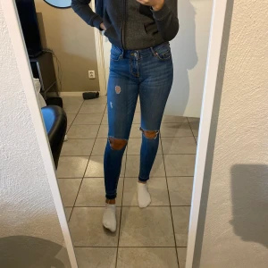 Jenas med hål i knäna - Snygga jeans från lager 157. Kommer tyvärr inte till användning. Frakten ingår inte 