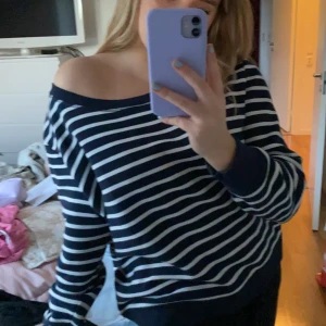 Tommy hilfiger sweatshirt - Jättecool Tommy Hilfiger sweatshirt som är baggy. Den är i väldigt tjockt matrial vilket är jätteskönt nu till vintern. Jättemjuk inuti också. Väldigt fint skick! Jag har vanligtvis s-m men tröjan är xxl men den sitter fint oversized. Pris kan diskuteras.