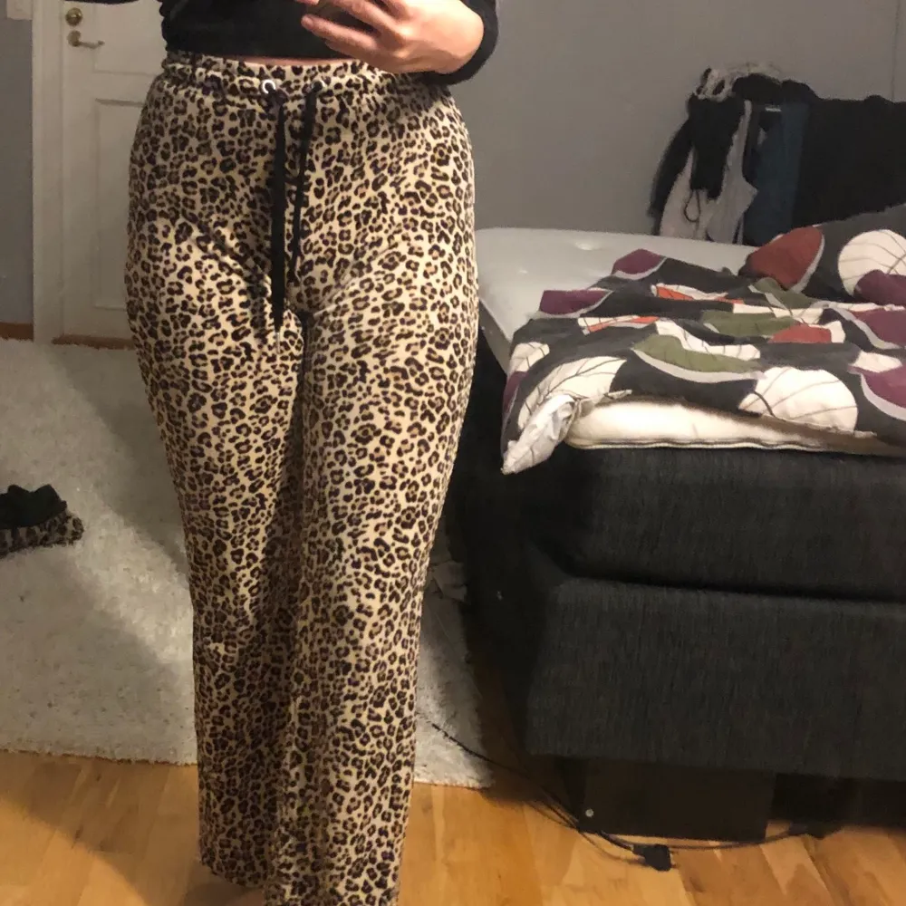Ett par mjukis byxor i leopard mönster lite större ner till, använd ett par gånger, liten storlek men passar bra som en XS . Jeans & Byxor.