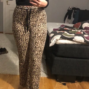 Fina leopard mjukis byxor! - Ett par mjukis byxor i leopard mönster lite större ner till, använd ett par gånger, liten storlek men passar bra som en XS 