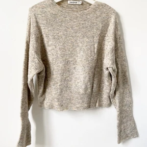 Carin Wester stickad tröja  - Fin skick, inga noppor, tröja har vadderad axlarpuffar, avtagbar! Passar XS -S, tunnare modell, blir ej knölig när man stoppar in framsidan i byxorna. 