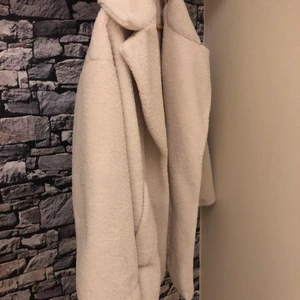 Teddy jacka - Teddy jacka i storlek M. Fint skick. Hämtas hos mig i Borås eller fraktas via postnord, köparen står för frakten:)