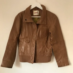 Skinnjacka, XS-S, Only - Jacka i läder/skinn, tror det är imitation, men litet osäker. Lapp bortklippt. Strl S  Kan mötas i Stockholm eller skicka mot fraktkostnad! ✨🌸✨