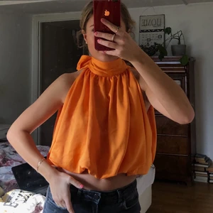 Orange topp - 🧡🧡Orange topp från Zara i storlek S. Så snygg till både fest och vardags, till byxor och kjol och till blonda som brunetter. Roseten på ryggen gör blusen 10/10. Budgivningen börjar på 150kr, sedan är det bara att buda högre. Frakt tillkommer🤎
