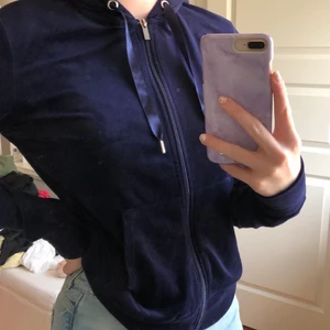 Gina Tricot kofta - En mysig mörkblå kofta från Gina Tricot med silkes snören (spegeln är smutsig inte koftan). Stl S💗 Köparen står för frakten💋