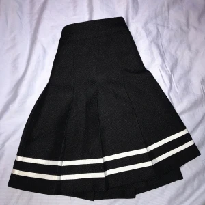 Klock kjol i stl 38  - Sitter super fint om midjan, är i bra skick då den använts varsamt (Nypris- 400kr). Kvaliteten på tyget är precis när den var ny. Jag har storlek 38 i byxor och S/M upptill och kände att kjolen satt som en smäck. 