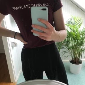 Calvin Klein Jeans T-shirt - Säljer en vinröd Calvin Klein t-shirt i storlek M men sitter tight på mig som har S/M💜💜 Väl använd men fortfarande i fint skick. Nypris 400kr. Frakt ingår!😌