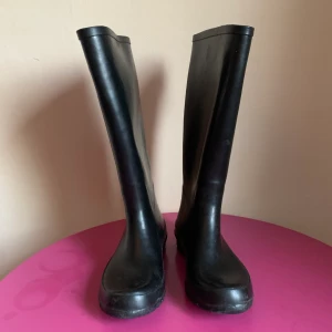 Gummistövlar - Snygga svarta gummistövlar i storlek 38