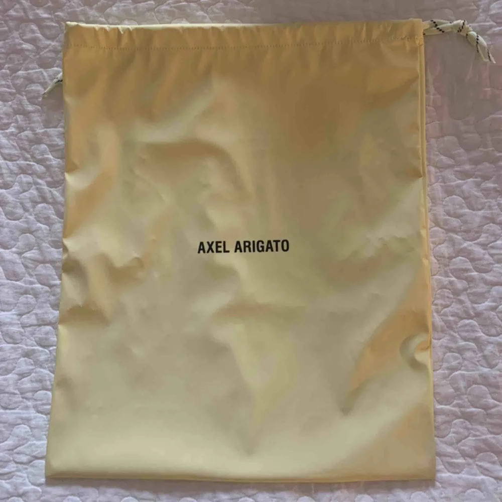 Dustbag/ påse ifrån Axel Arigato. Aldrig använd. Köparen står för frakt🧚🏻. Väskor.