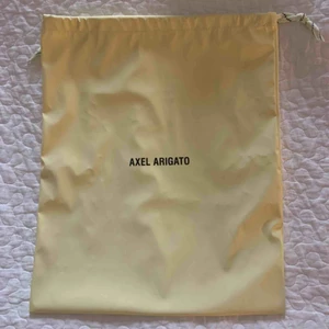  - Dustbag/ påse ifrån Axel Arigato. Aldrig använd. Köparen står för frakt🧚🏻