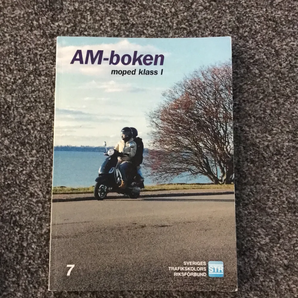 Teoriboken för moped klass 1 . Böcker.