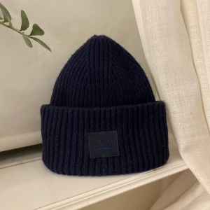 ACNE mössa marinblå - Intressekoll på min fina acne mössa som jag köpte förra vintern! Högsta bud vinner 