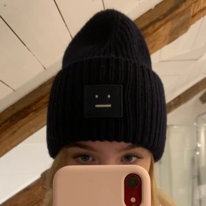 Acne mössa - Marinblå acne mössa köpt på PK-Huset i Stockholm för 1095kr. Näsan oanvänd. Kvitto och prislapp finns! Budgivning start 500kr