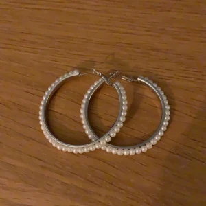 Fina örhängen, pärlor på ringar - Fina örhängen, knappt använda, säljes nu för bara 20:-. Gratis frakt!