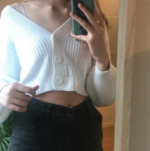 Super sött stickad tröja  - Säljer den här a super söta stickad tröja från HM. Tror den är slutsåldeller att den inte finns längre men är inte säcker. Är öppet att diskutera pris ifall intresserad och köparen står för frakt🥰🥰🥰. 