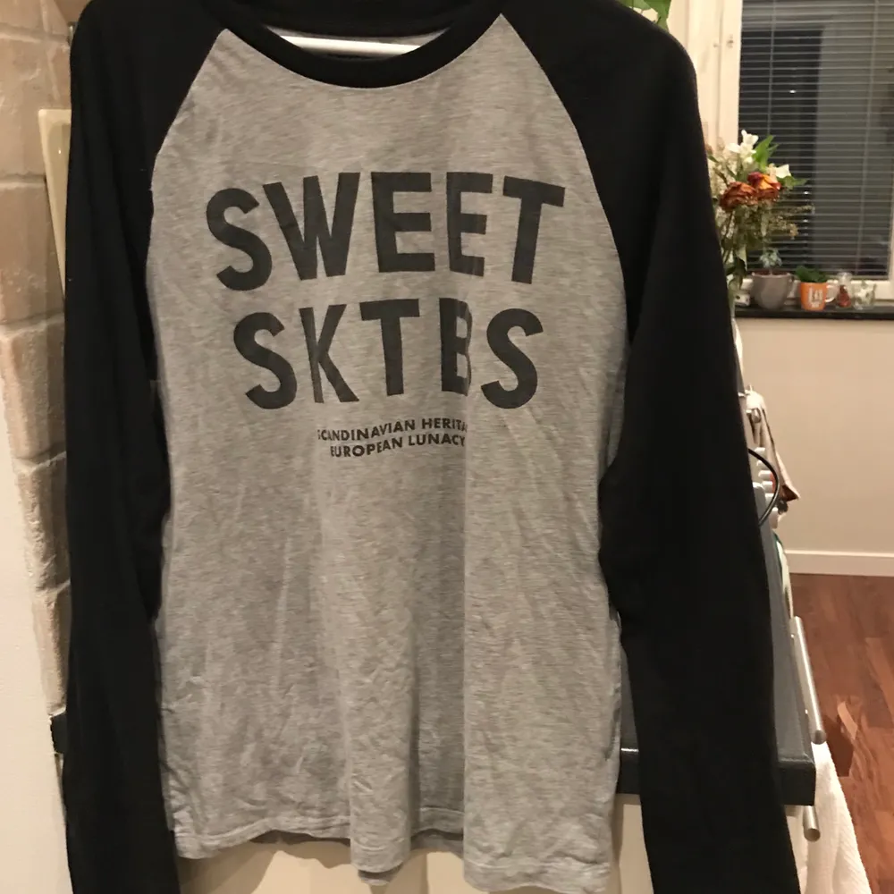 En långärmad tröja i svart och grått från Sweet SKTBS. I gott skick:). Tröjor & Koftor.