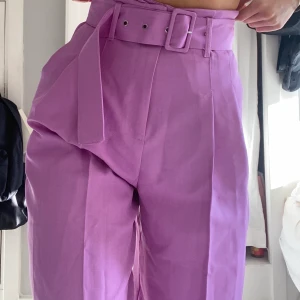 Vida byxor med skärp - Oanvända endast testade. Köpte för 500! Köparen står för frakt💕