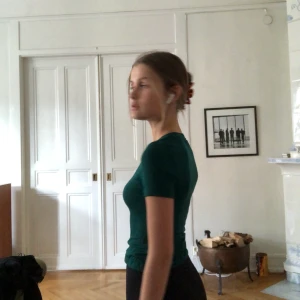 Grön t-shirt - Grön tröja från monki, använd någon enstaka gång⭐️