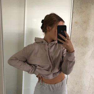 En beige hoodie  - En skön hoodie, köpte här på Plick. Den har dock inte kommit till användning, därav säljer jag den. 